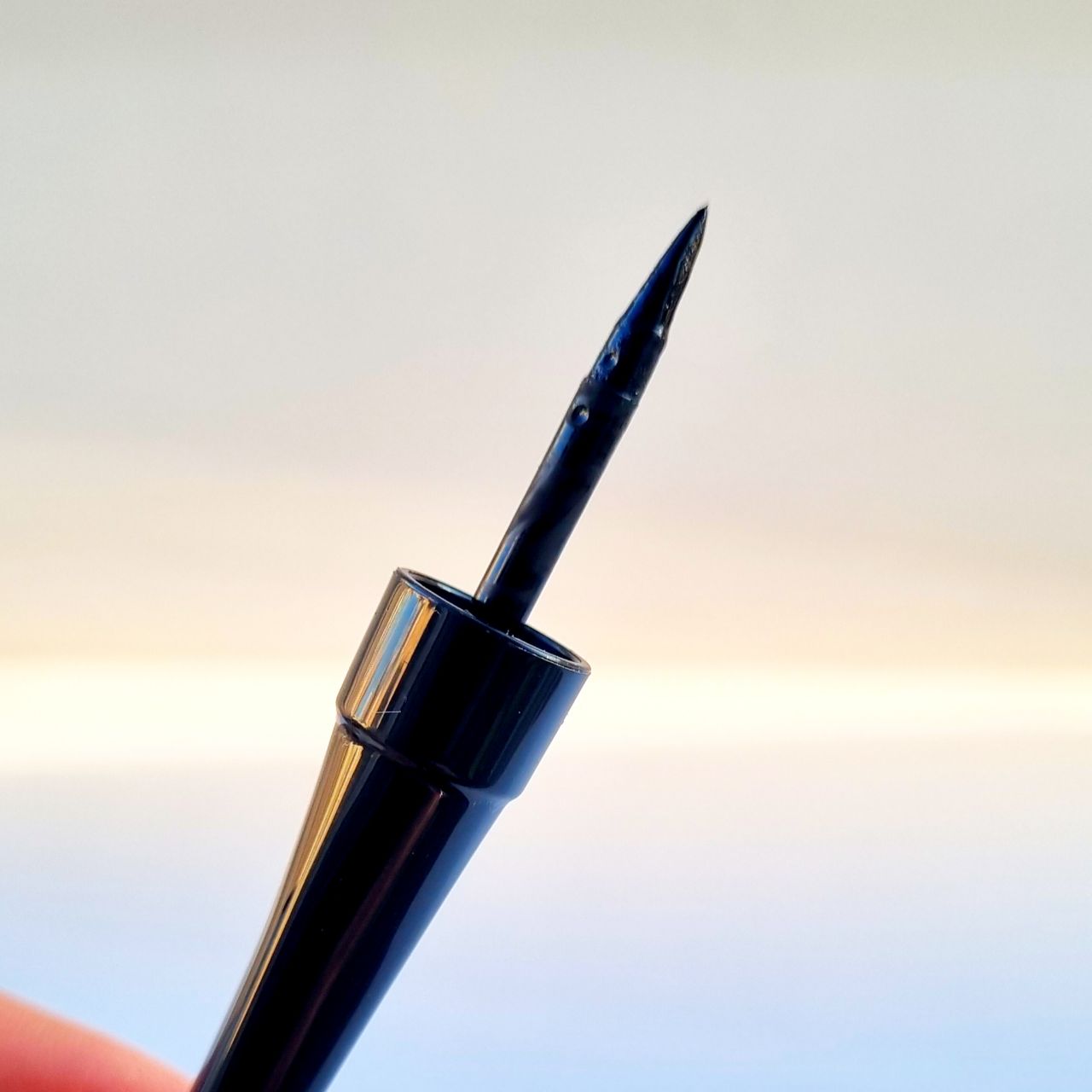 خط چشم کوزه ای ماژیکی ضد آب Carbon Black Sensitiv رویال اترنیتی 4.5ml